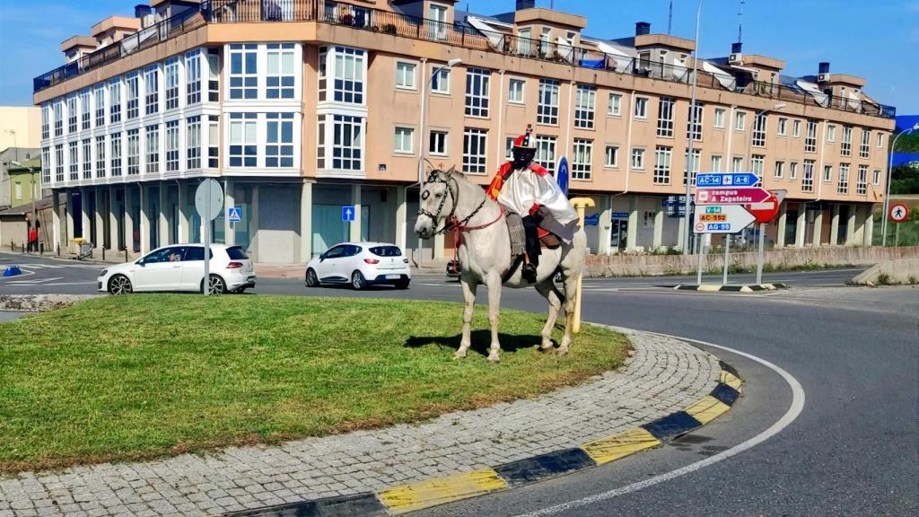 El jinete en una rotonda en la zona de Mesoiro.