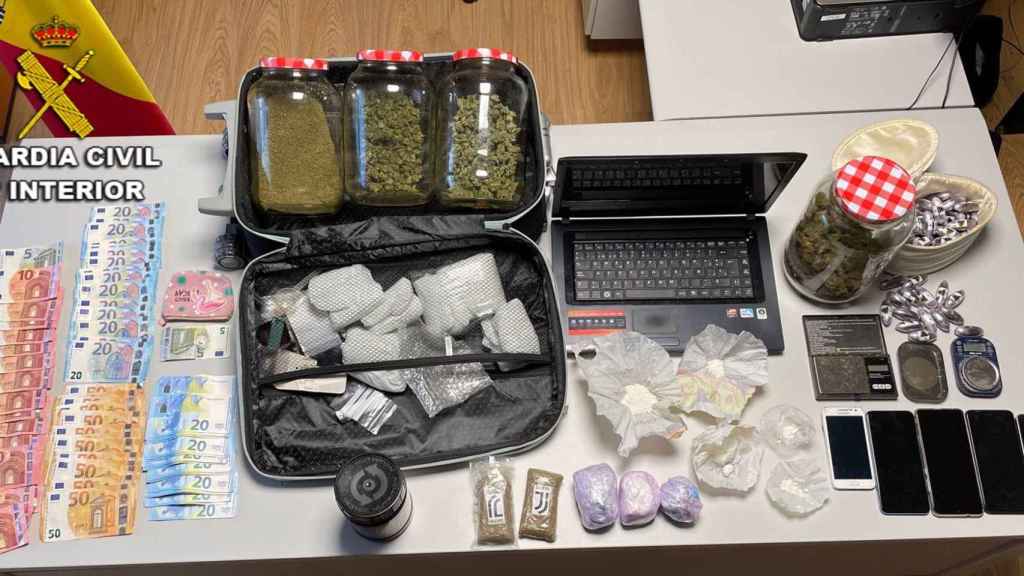 Efectos intervenidos en el domicilio de un vecino de O Porriño (Pontevedra).