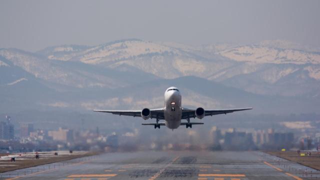 Un avión despegando en un aeropuerto.