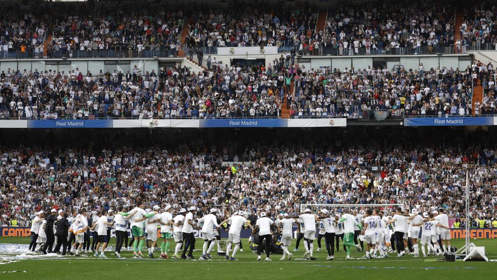 Los jugadores del Real Madrid celebran en el Santiago Bernabéu el título de Liga.