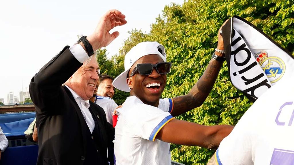 Carlo Ancelotti y Vinicius bailando en la fiesta de La Liga 35 del Real Madrid