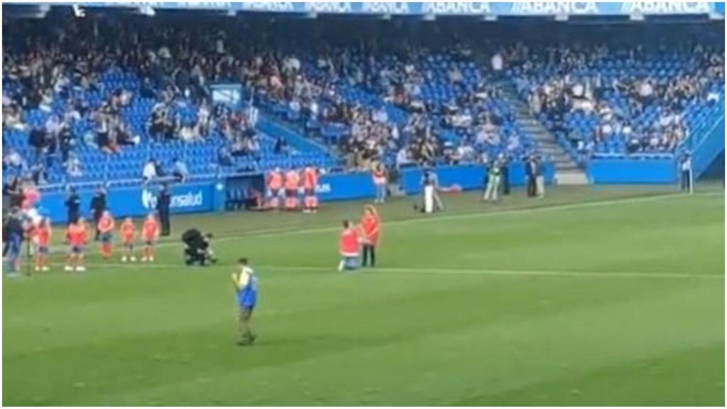 Pedida de mano en el estadio de Riazor.