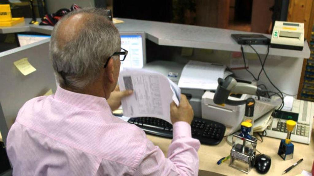 Imagen de archivo de un trabajador de oficina.