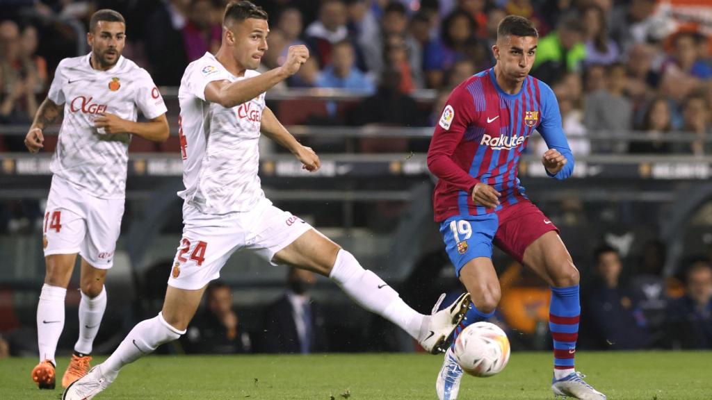 Martin Valjent peleando un balón ante Ferran Torres