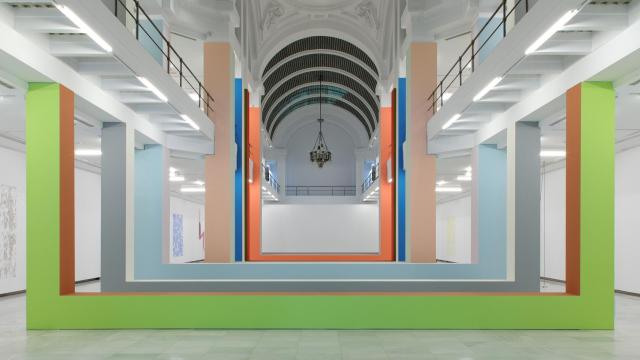 'Un puente donde quedarse', 2022. Instalación 'site-specific'. DM y pintura acrílica. Foto: Cortesía del artista