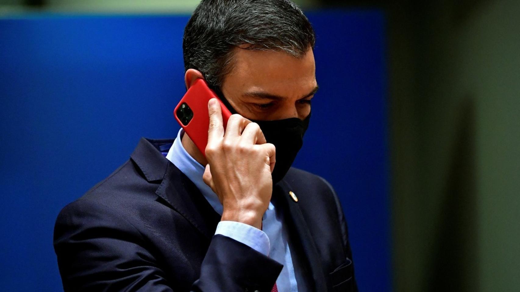 Pedro Sánchez habla por su móvil.