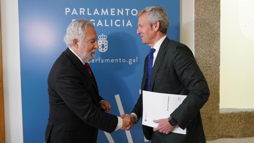 Rueda se entrevista con Miguel Santalices en la Cámara autonómica en una foto de archivo.