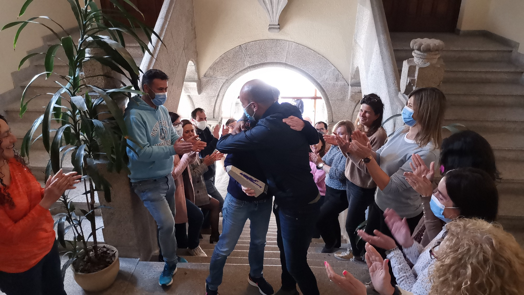 Ana Belén Gómez, recibida entre aplausos por sus compañeros.