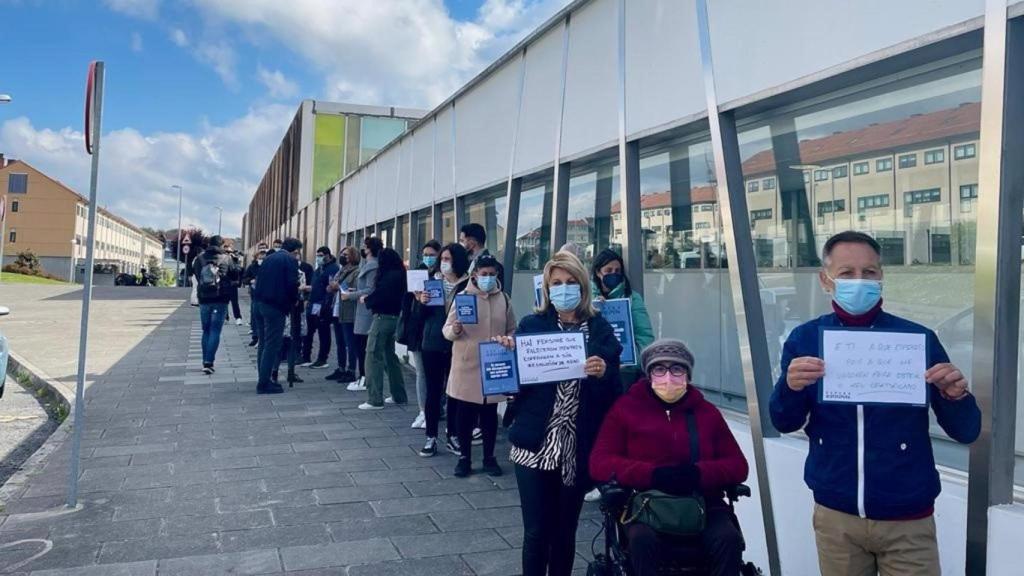Protesta frente al Centro de Atención Integral a Personas Dependientes y con Discapacidad en Santiago.