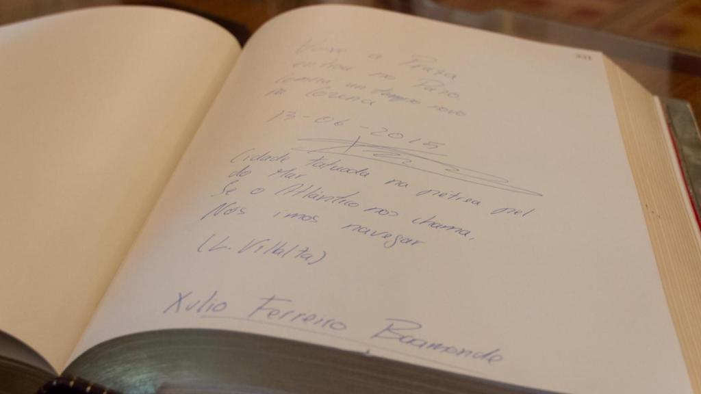 Homenaje de Xulio Ferreiro a Luísa Villalta en su toma de posesión.