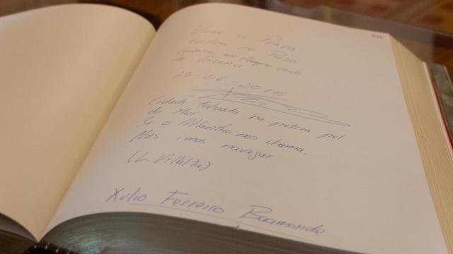 Homenaje de Xulio Ferreiro a Luísa Villalta en su toma de posesión.