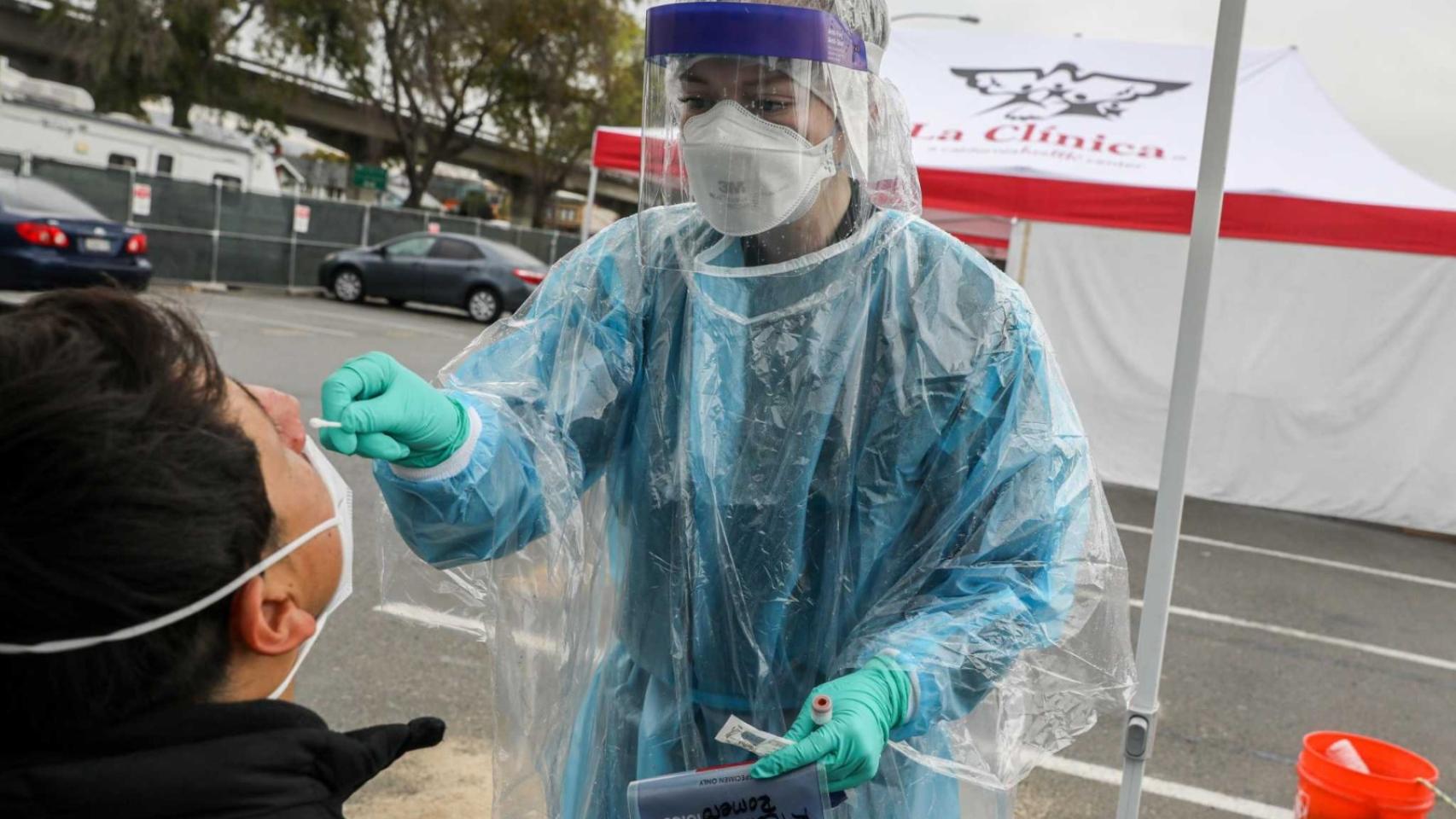 Una sanitaria realiza un test Covid.