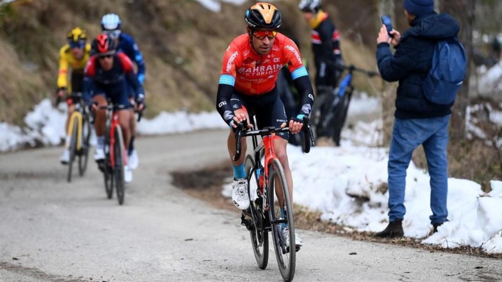 Mikel Landa lanzando un ataque en la Tirreno-Adriático 2022