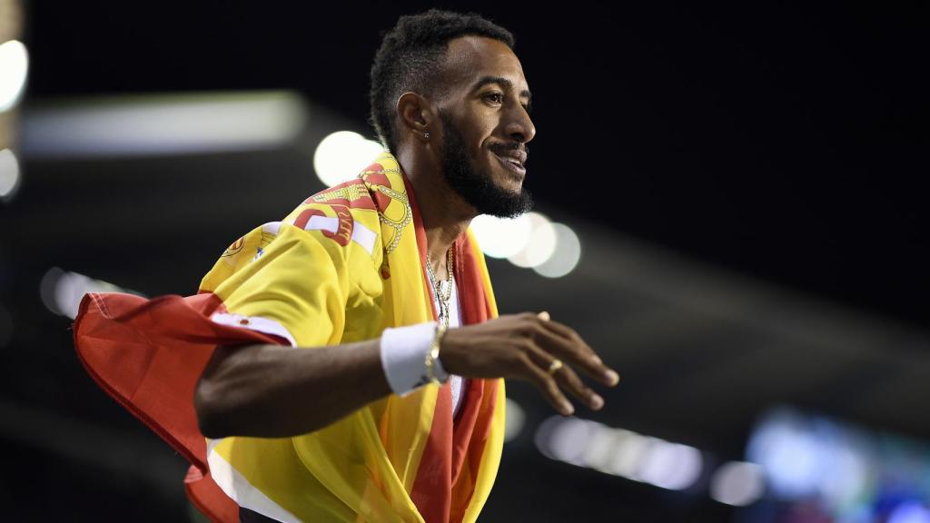 Orlando Ortega tras una competición con la bandera de España