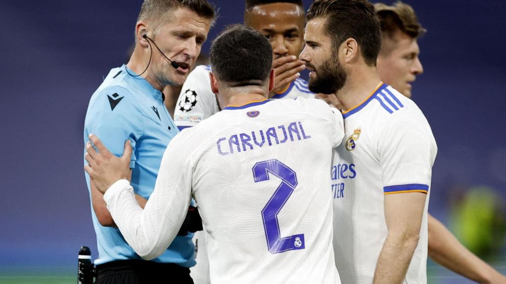 Los jugadores del Real Madrid protestan a Daniele Orsato