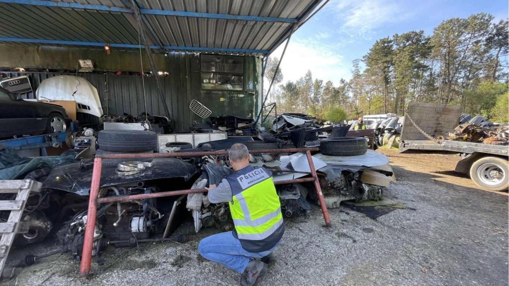 Almacén clandestino de vehículos localizado en Carballo (A Coruña)