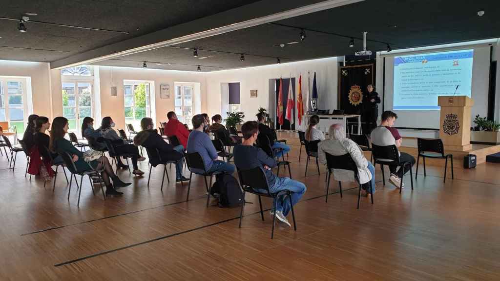 Visita del alumnado del Máster en Prevención de Riesgos Laborales de la UVigo a comisaría.