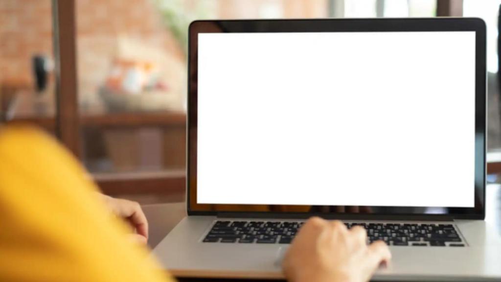 Una persona haciendo su declaración de la renta.