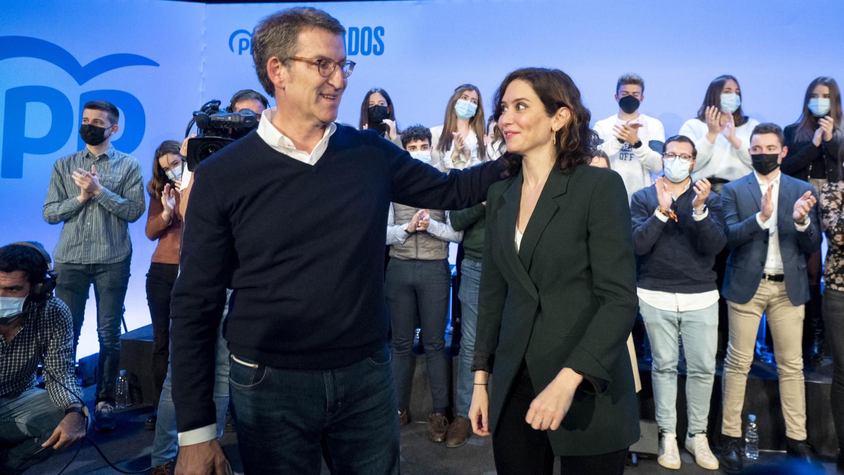 Alberto Núñez Feijóo e Isabel Díaz Ayuso en un encuentro de afiliados en Novotel Madrid Center.