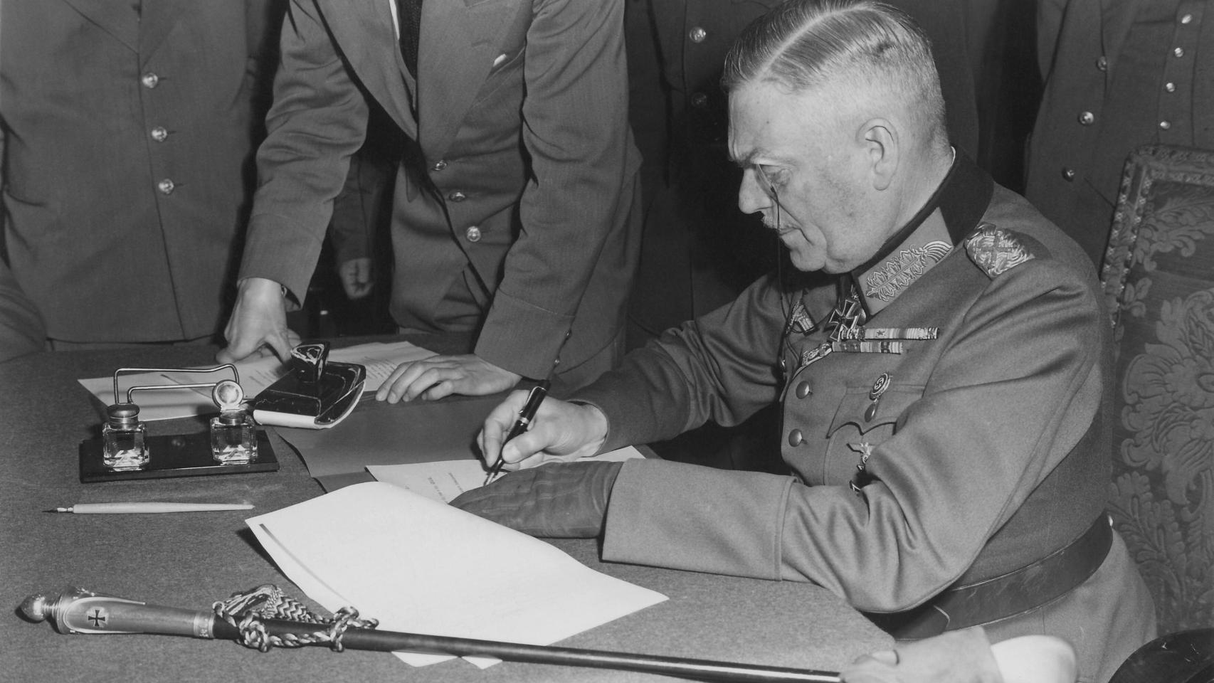 El mariscal Wilhelm Keitel firma la rendición incondicional de Alemania en el cuartel general de la Unión Soviética en Berlín, el 8 de mayo de 1945.