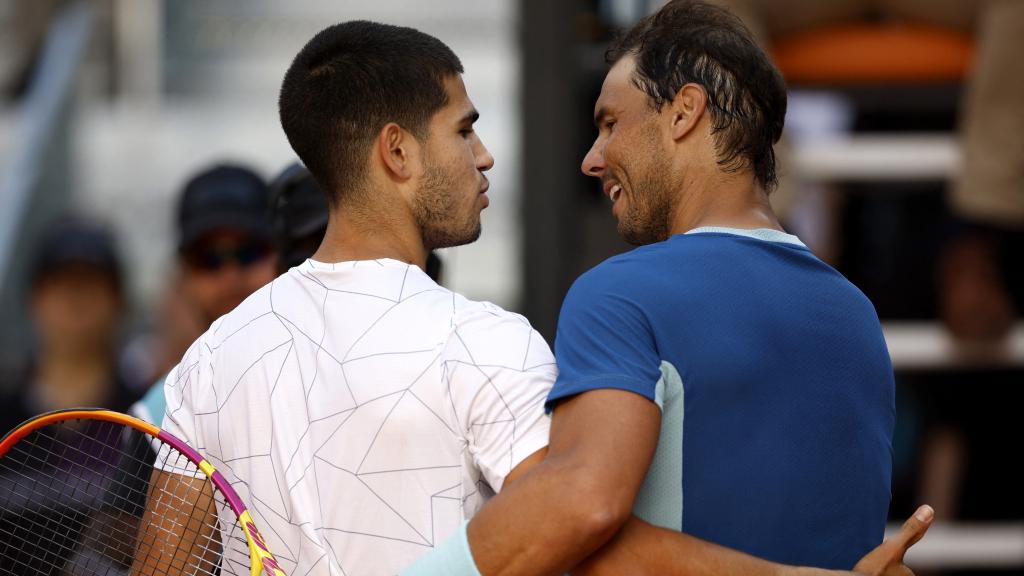 El abrazo de Rafa Nadal tras caer ante Carlos Alcaraz.