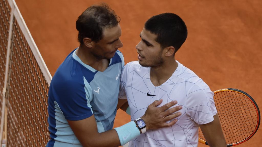 Rafa Nadal felicita a Carlos Alcaraz.
