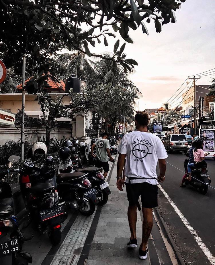 Diego Bello con una camiseta de su marca en Siargao. Foto: CEDIDA
