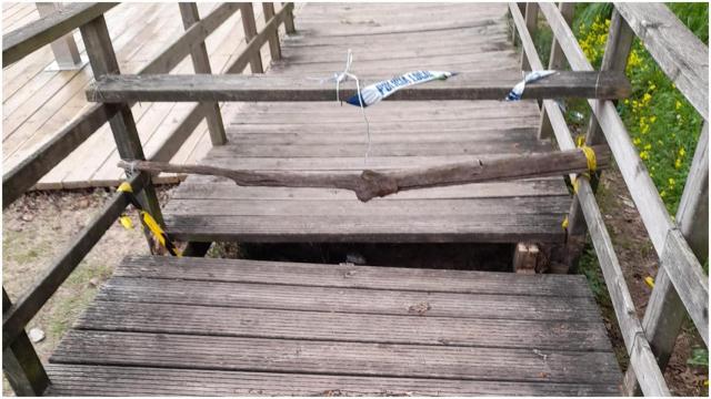 Estado de la pasarela de acceso al arenal.