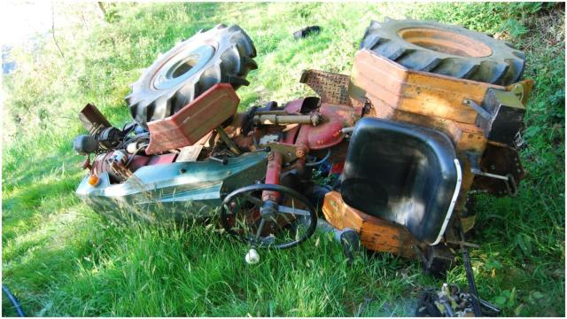 Aspecto del tractor tras volcar.