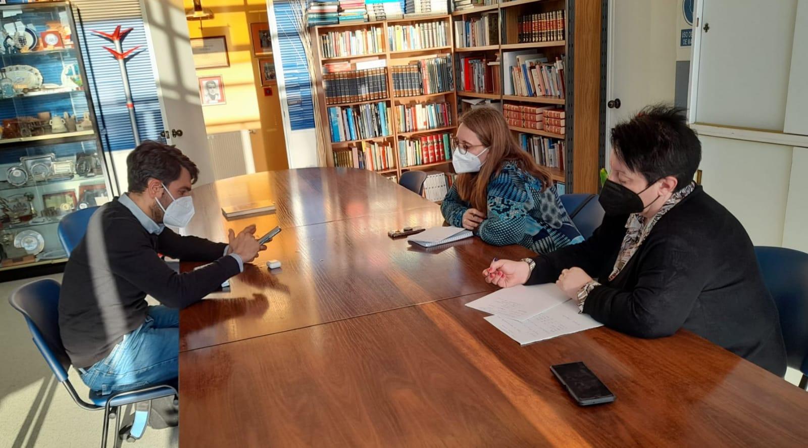 Reina, Rodríguez y Gárate en una reunión de trabajo. Foto: AA.VV. Caranza.