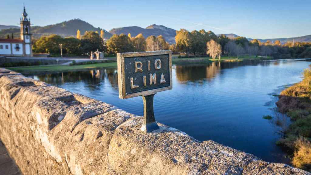 El río Limia a su paso por Ponte de Lima, en Portugal.