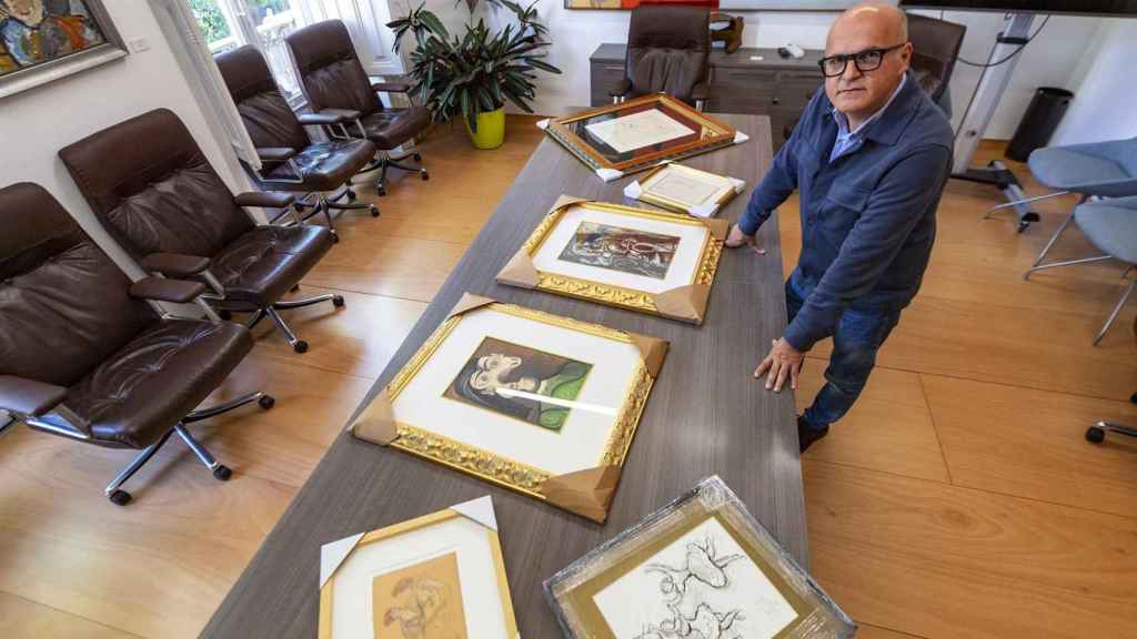 El presidente de la Diputación de Ourense, Manuel Baltar, visita los preparativos de la exposición ‘O amante do papel’.