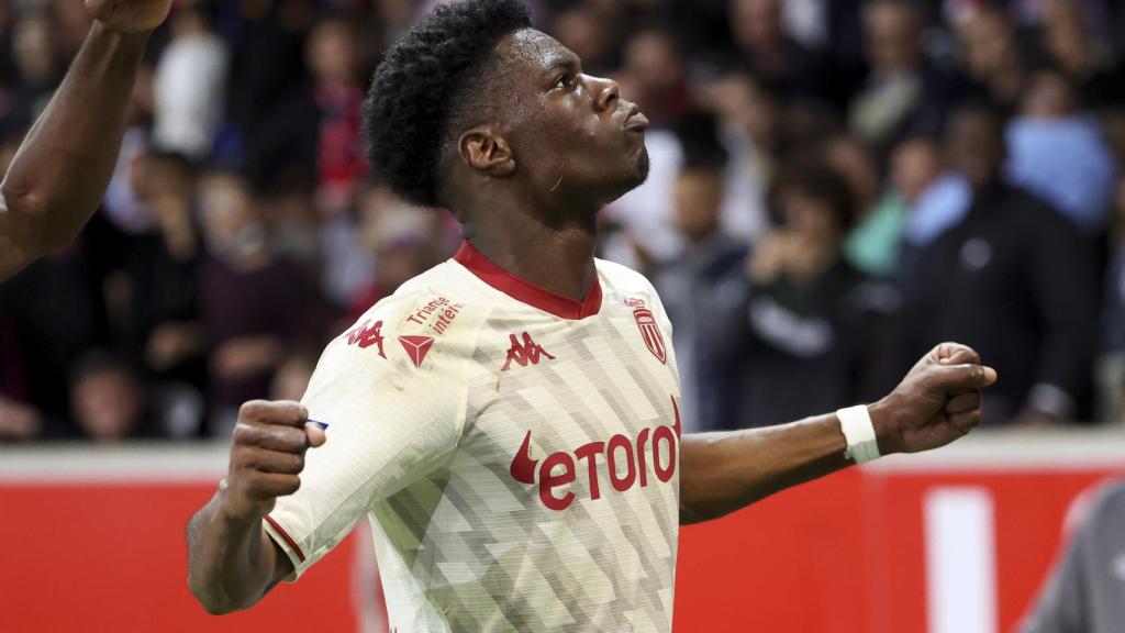 Aurelien Tchouameni celebra un gol con el Monaco