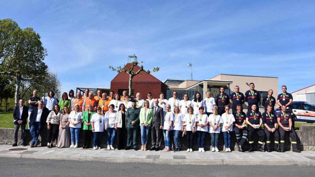 Curtis nombra ciudadanos de honra a 35 trabajadores sociales.