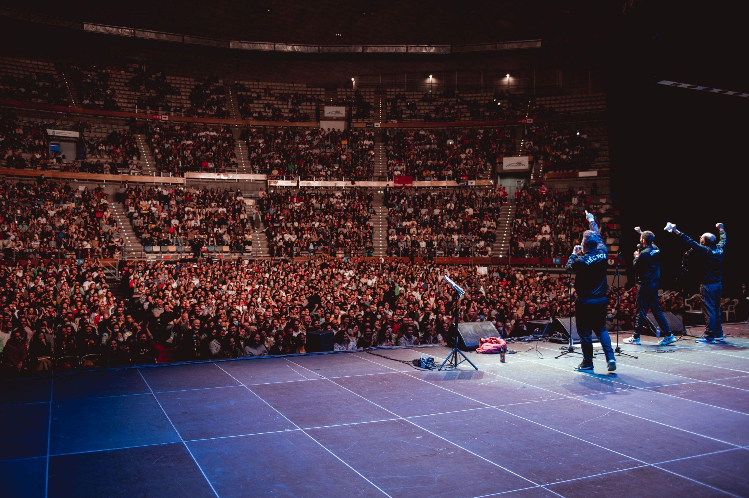 David Broncano, Héctor de Miguel (Quequé) e Ignatius Farray frente al público del Coliseum (Leo López).