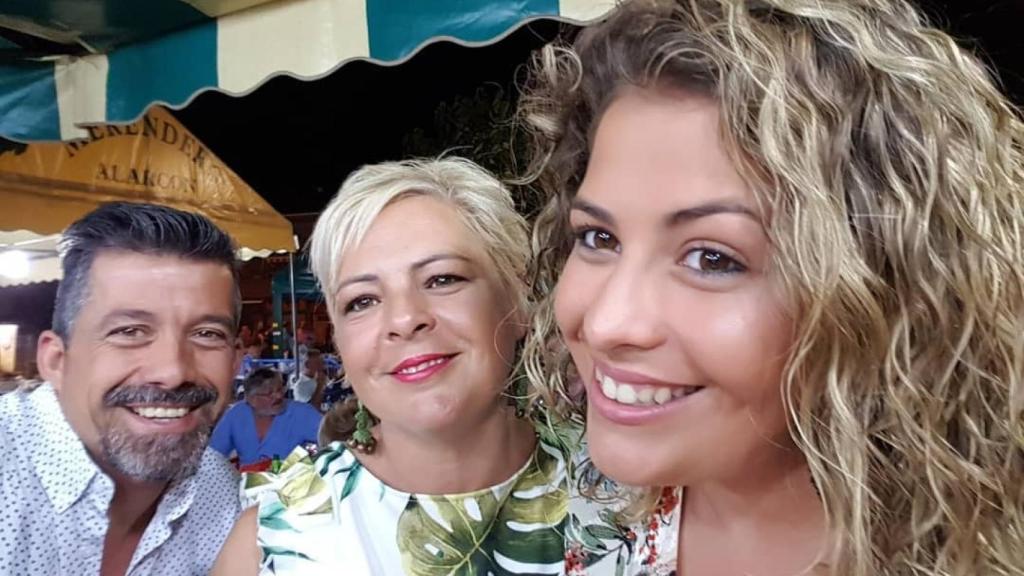 José Luis e Inma junto a su hija, en la localidad de Munera, Albacete.