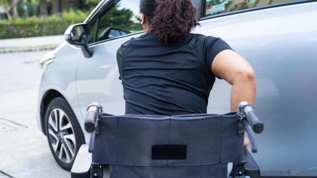 Imagen de archivo de una mujer en silla de ruedas.