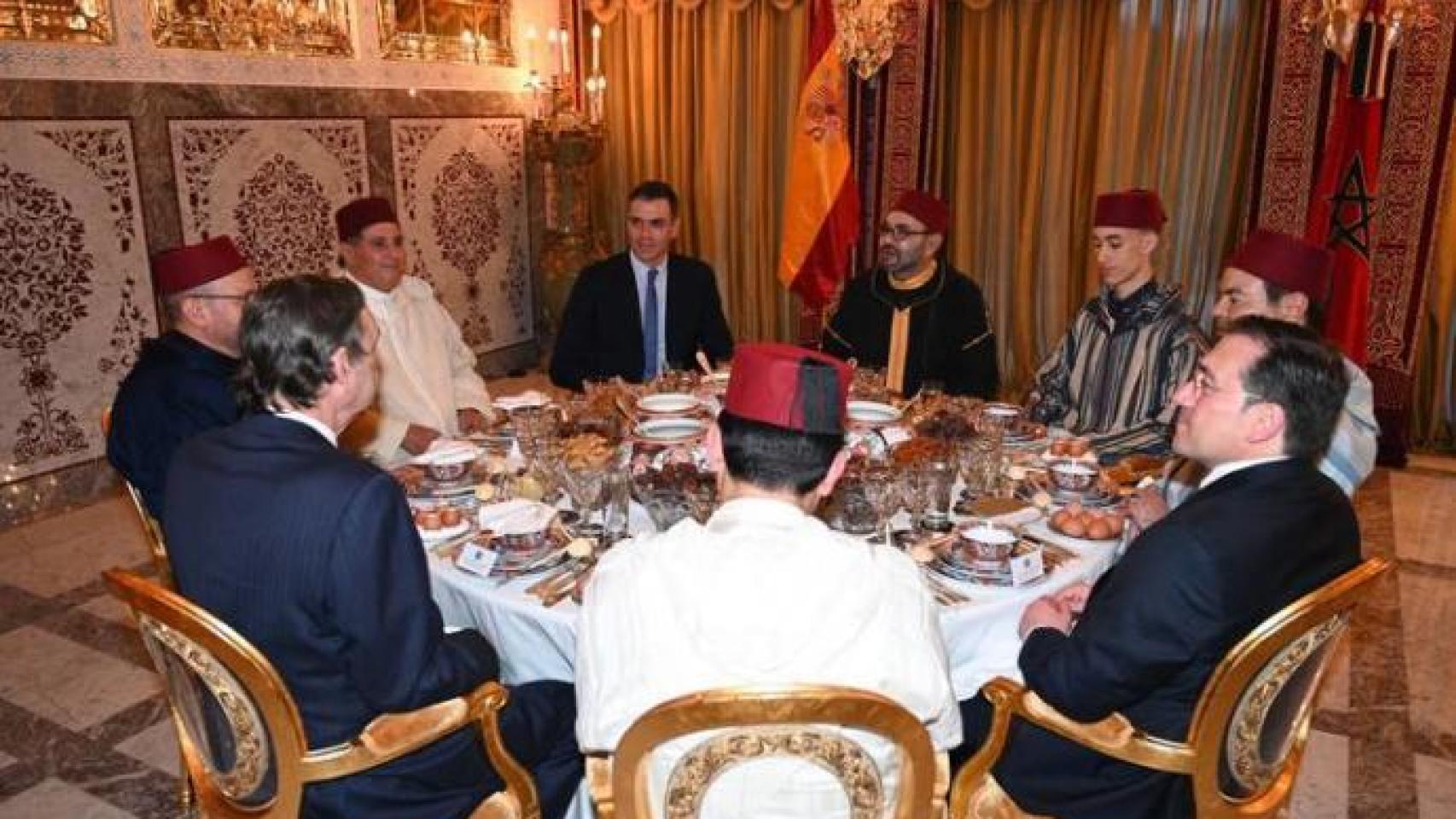 El ministro de Exteriores y Pedro Sánchez, junto Mohamed VI, durante la cena que mantuvieron en Rabat tras retomar relaciones.