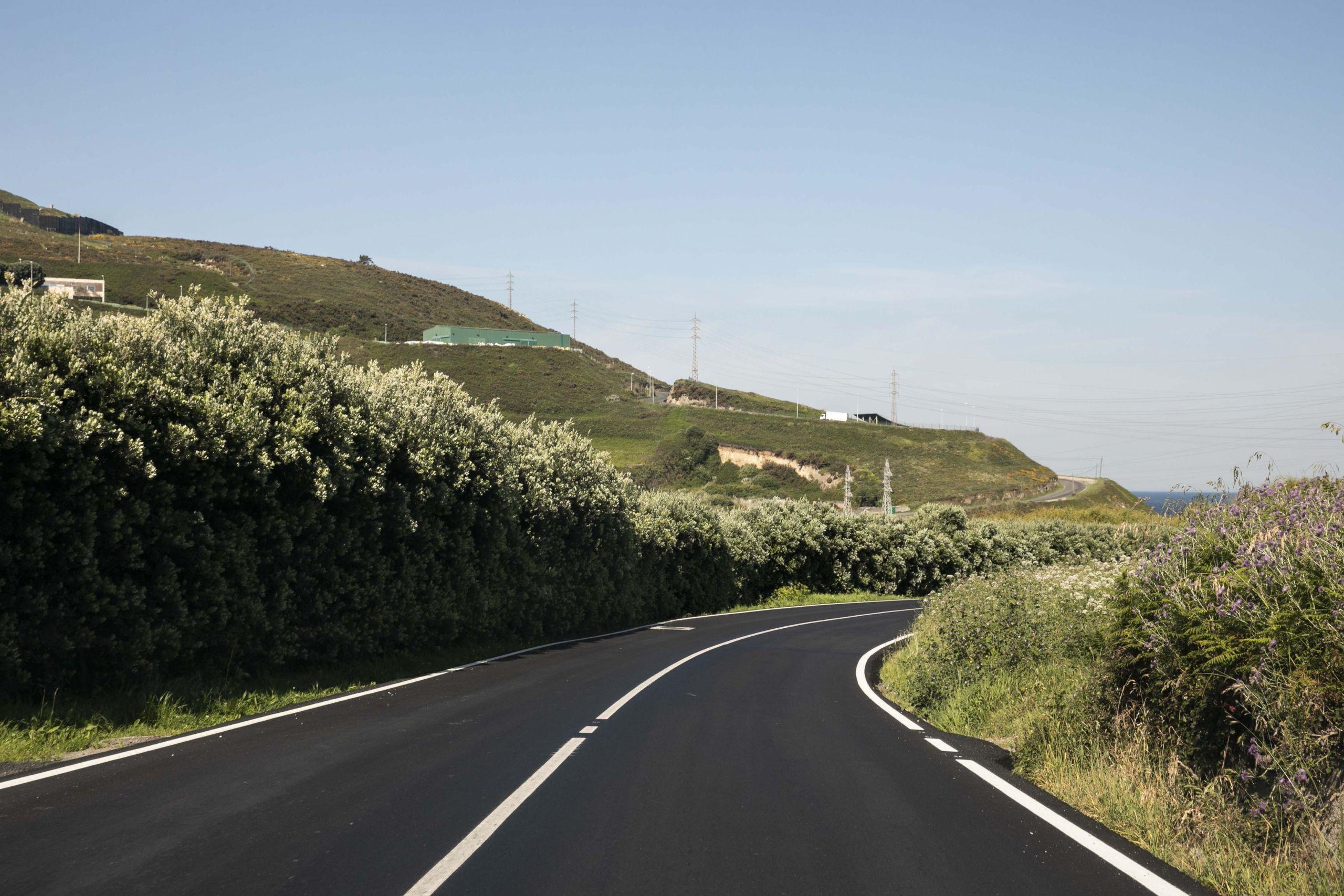 Imagen de la renovada carretera de Bens (Concello da Coruña).