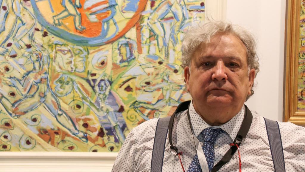 Ultramaro frente a sus cuadros en la feria de arte BADA Madrid