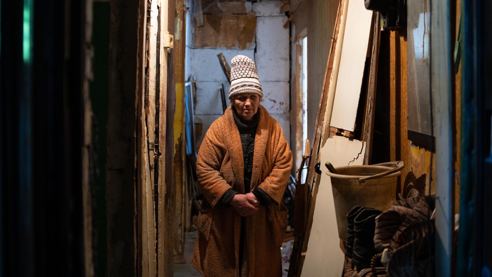 Con una bombilla en el pasillo y las puertas desencajadas de sus marcos, Natasha invita a pasar al interior de su casa.