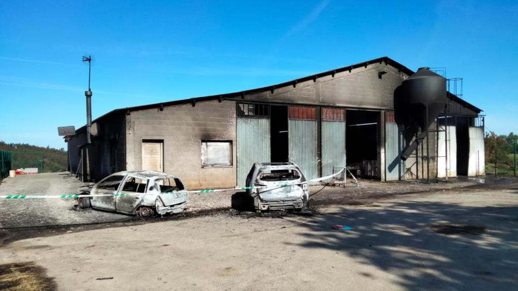 Un incendio en una granja de ganado causa daños y calcina dos coches en Aranga (A Coruña)