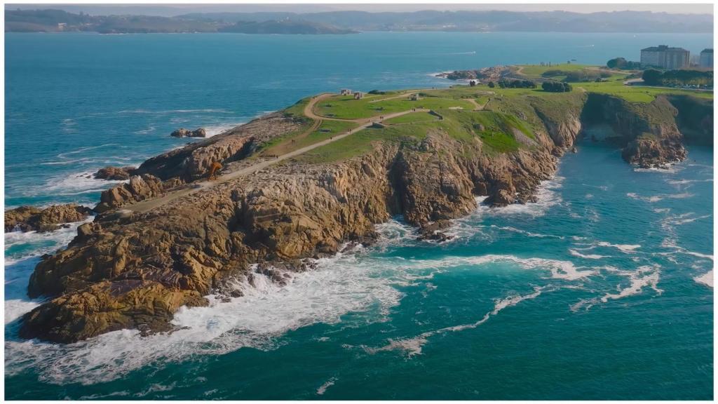 El vídeo hace un recorrido por la ciudad de A Coruña.