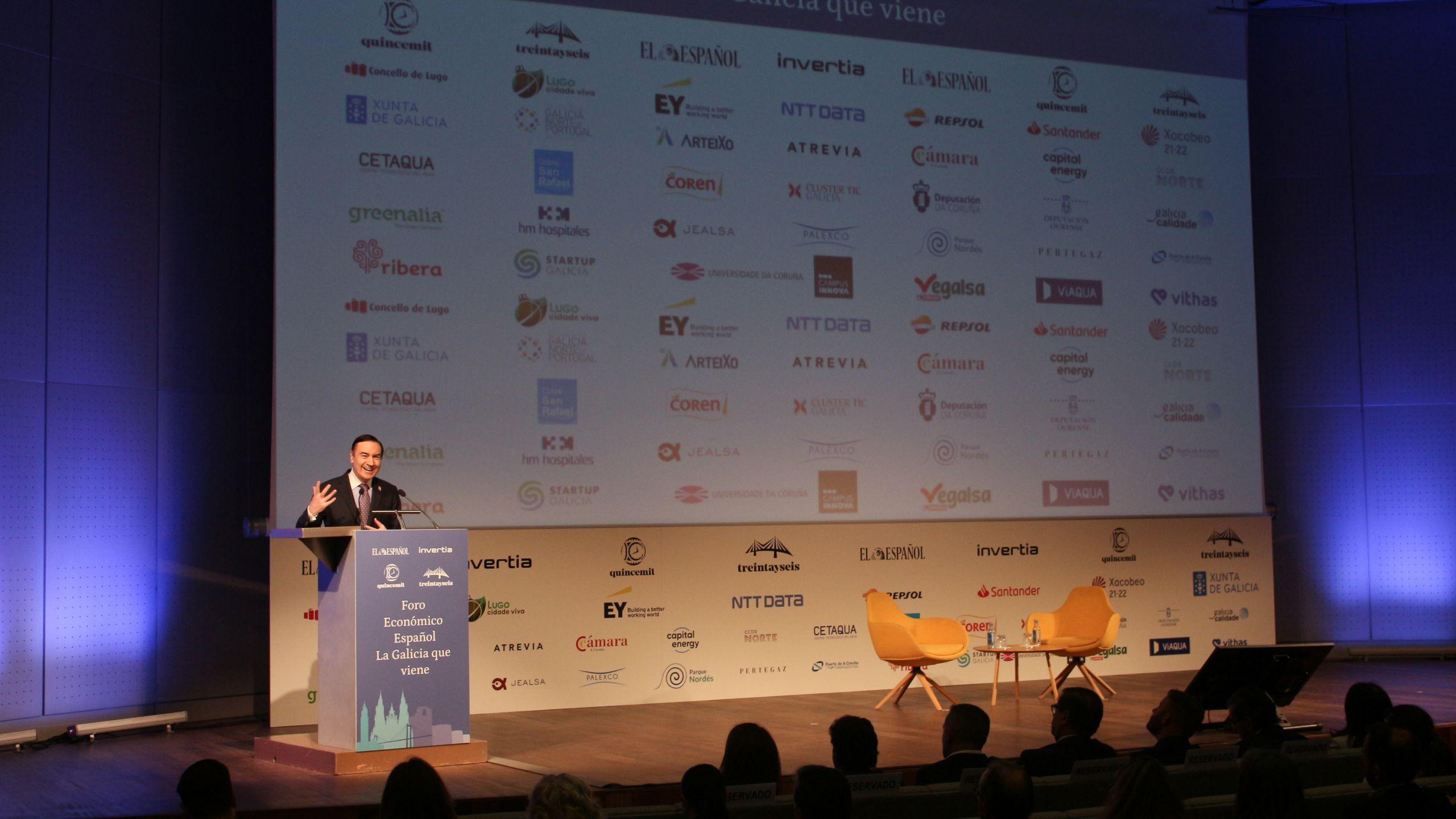 Pedro J. Ramírez, presidente y director ejecutivo de EL ESPAÑOL durante su intervención en la inauguración del Foro Económico Español ‘La Galicia que viene’ (Foto: Paula Quintás)