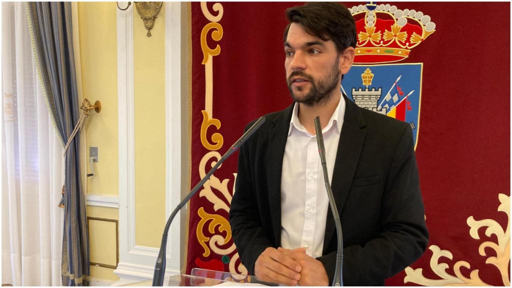 El portavoz del gobierno local en rueda de prensa.