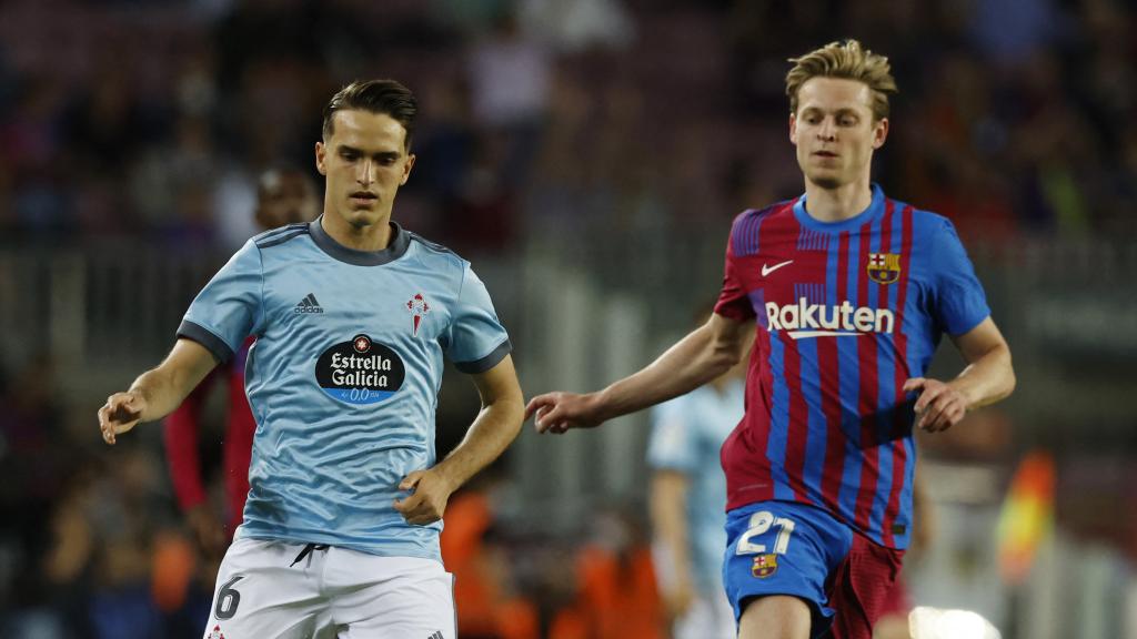 Denis Suárez, con el balón, perseguido por Frenkie de Jong