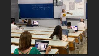 Bemyvega recoge toda la información no verbal y la envía al teléfono móvil, tableta o cualquier dispositivo inteligente para que el alumnado pueda recibir toda esa experiencia de forma completa.