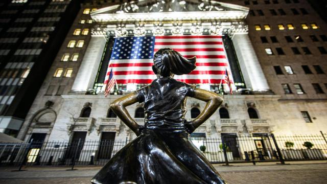 La estatua de la 'niña sin miedo' frente a la Bolsa de Nueva York.