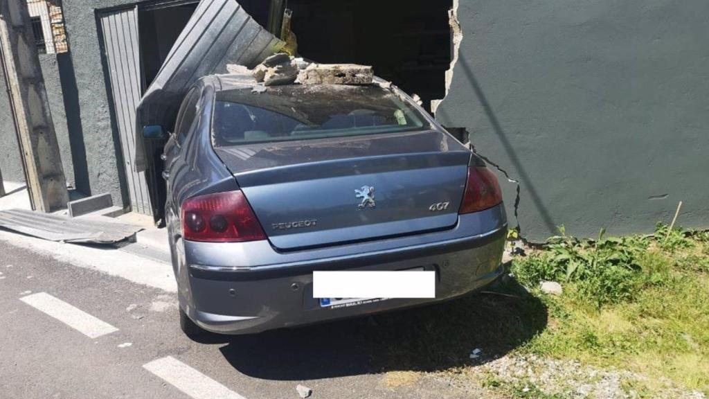 Coche accidentado que se salió de la vía y chocó contra una vivienda en Bergondo (A Coruña).