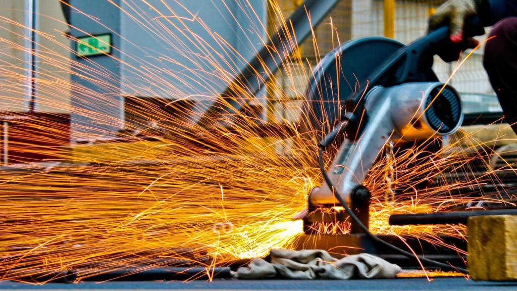 Imagen de archivo de una persona utilizando una sierra radial.